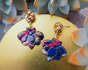 Pendientes Bloom Drops de arcilla polimérica: Pendientes colgantes florales abstractos en rosa y azul