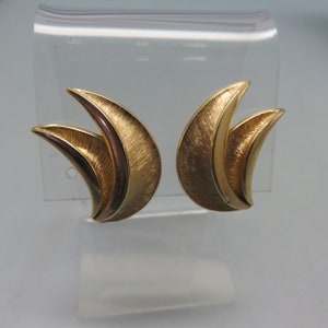 Gold Plated Crown Trifari Leaf Shaped Clip On Earrings, 1960 Clip Earrings