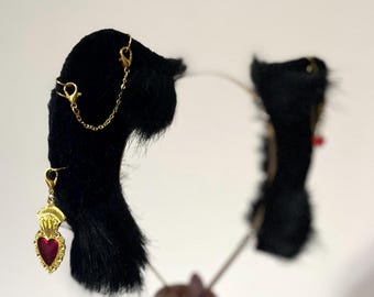 ゴールドチェーンと赤いハートチャームが付いた黒い子猫耳 | ペットプレイ用耳 | ハンドメイドフェイクファーヘッドバンド | 一点物