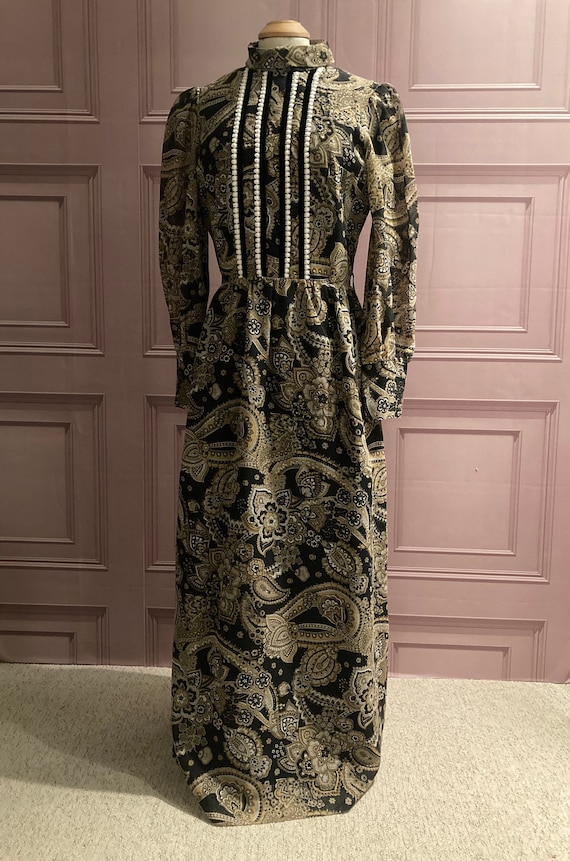 Robe longue victorienne noire verte et doree a motif cachemire vintage des annees 1970 avec col montant et details en dentelle et velours Etsy Canada
