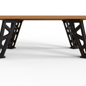 Puede incluir: Una mesa de madera con una tapa rectangular y cuatro patas de metal negro. Las patas est&aacute;n dise&ntilde;adas con un patr&oacute;n geom&eacute;trico.