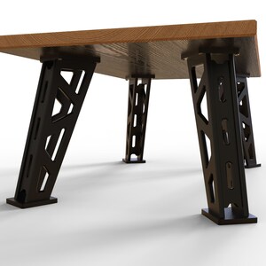 Puede incluir: Una mesa de madera con cuatro patas de metal negro. Las patas tienen un dise&ntilde;o geom&eacute;trico y est&aacute;n unidas a la parte inferior de la superficie de la mesa.