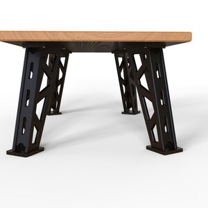 Puede incluir: Una mesa de madera con patas de metal negro. Las patas tienen un dise&ntilde;o geom&eacute;trico y est&aacute;n inclinadas.