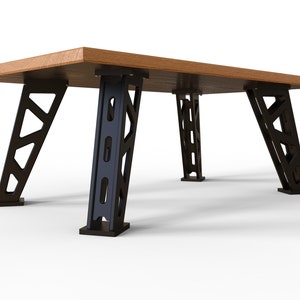 Puede incluir: Una mesa de madera con cuatro patas de metal negro. Las patas est&aacute;n hechas de un dise&ntilde;o de celos&iacute;a con un acabado negro. La superficie de la mesa est&aacute; hecha de madera con un acabado natural.