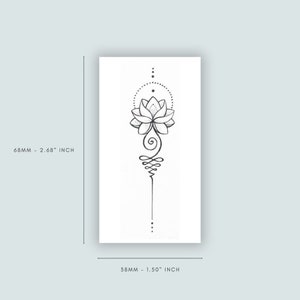 Op de afbeelding: Een zwart-witte lijnkunst tattoo-ontwerp van een lotusbloem met een swirl-patroon. Het ontwerp is 6,8 cm hoog en 3,8 cm breed.