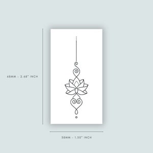 Op de afbeelding: Een zwart-witte lijnkunst tattoo-ontwerp van een lotusbloem met een stengel en bladeren. Het ontwerp is 6,8 cm hoog en 3,8 cm breed.