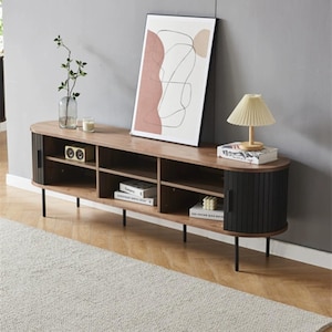 Moderner geschwungener Holz-TV-Ständer mit geriffelten schwarzen Türen - Metallbein-Medienkonsole, Japandi-Minimalist-Unterhaltungssystem mit offenen Regalen