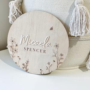 Placa de madera con nombre y diseño de abeja floral / Decoración infantil con margaritas grabadas