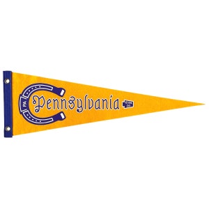Puede incluir: Un banderín amarillo con una herradura azul y el texto "Pennsylvania Keystone State" en azul.