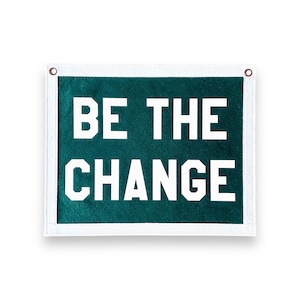 Baner Be The Change l | Flaga z filcu | Baner vintage | Dekoracja ścienna | Zawieszka ścienna 16” x 20”