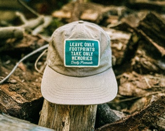 Footprints & Memories Patch Cap | verblasste unstrukturierte khaki Baseballmütze im Vintage Stil.