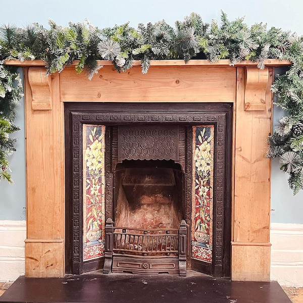 Guirnalda navideña de 9 pies con pino nevado para escaleras y chimeneas