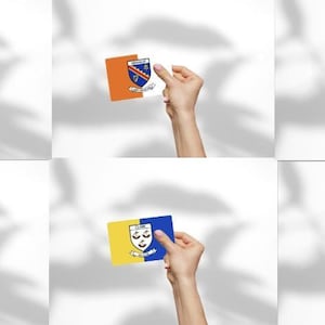 Puede incluir: Seis banderas diferentes se sostienen con las manos. Las banderas son de diferentes colores y tienen diferentes diseños. Las banderas son todas de forma rectangular.