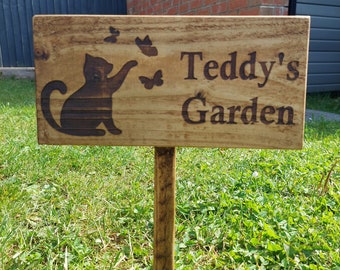 Personalised wooden garden signs plaque with a 25cm ground stake (in option with or without)