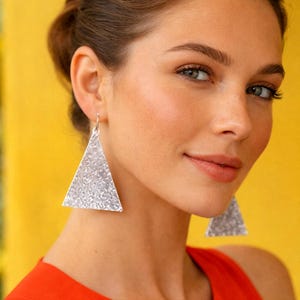 Pendientes triangulares de plata martillada hechos a mano, joyería geométrica, pendientes minimalistas