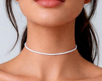 Gargantilha artesanal branca com miçangas, colar boho ajustável, joia minimalista, delicada gargantilha de miçangas brancas.