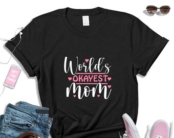 World es Okayest Mom Shirt, Lustiges Mom Shirt, Geschenk für Mama, Muttertagsshirt