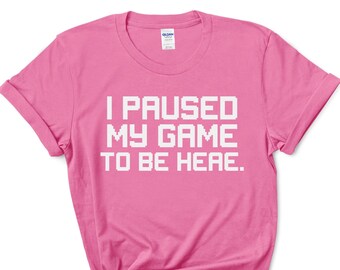 I paused my Game to Be Here Shirt, Lustiges Gamer Geschenk, Gaming Shirt, Videospiel Shirt, Party Tee, Gamer Mädchen Shirt