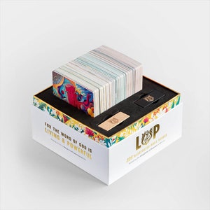 225 tarjetas bíblicas ilustradas y 2 soportes de madera que hacen regalos cristianos perfectos para cumpleaños, bodas, bautizos, Navidad, Pascua.