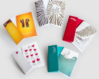 Op de afbeelding: Set van tien wenskaarten met kleurrijke enveloppen. De kaarten bevatten verschillende illustraties en inspirerende boodschappen, waaronder "Liefde faalt nooit", "Vreesloos" en "Voor altijd samen".