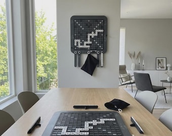 Juego de palabras magnético de pared: metal gris oscuro, piezas blancas y negras.