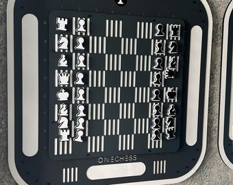 Tablero de ajedrez magnético de pared / Modelo OMO / 60x60 cm / pulO Wall Games / Juego de estrategia de metal y blanco brillante / Piezas blancas y negras
