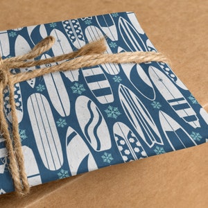Surfin' Snowflakes Carta da regalo ecologica per gli amanti dell'oceano, Carta da regalo riciclabile, Rotolo di carta da regalo natalizia, Confezione regalo da spiaggia