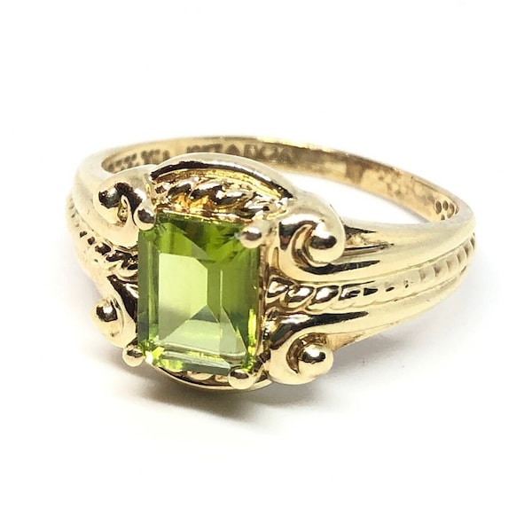 Vintage 10K Gold Peridot Estate Solitaire Ring - Solid Yellow Gold Birthstone Cocktail Statement Jewelry Rings
