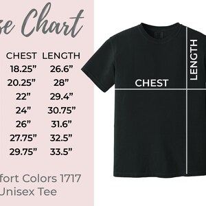 以下が含まれることがあります： サイズチャート付きの黒いユニセックスTシャツ。Sから4XLまでのサイズの胸囲と着丈の測定値をセンチメートルで示しています。「Comfort Colors 1717 Unisex Tee」の文字も表示されています。