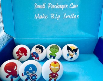 Boutons de tiroir à l'effigie de personnages pour enfants. Motifs de jeunes super-héros sur boutons en porcelaine. Disponibles en lots de 5, 6 et 7.