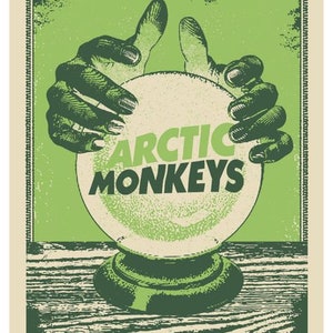 K&ouml;nnte beinhalten: Ein gr&uuml;nes und wei&szlig;es Konzertposter f&uuml;r Arctic Monkeys. Das Poster zeigt eine gr&uuml;ne Hand, die eine Kristallkugel h&auml;lt, auf der der Name der Band gedruckt ist. Der Text "WITH SPECIAL GUESTS | LIVE AT THE FILLMORE IN DETROIT MICHIGAN | FEBRUARY 12, 2014 | SOLD OUT" ist am unteren Rand des Posters gedruckt.