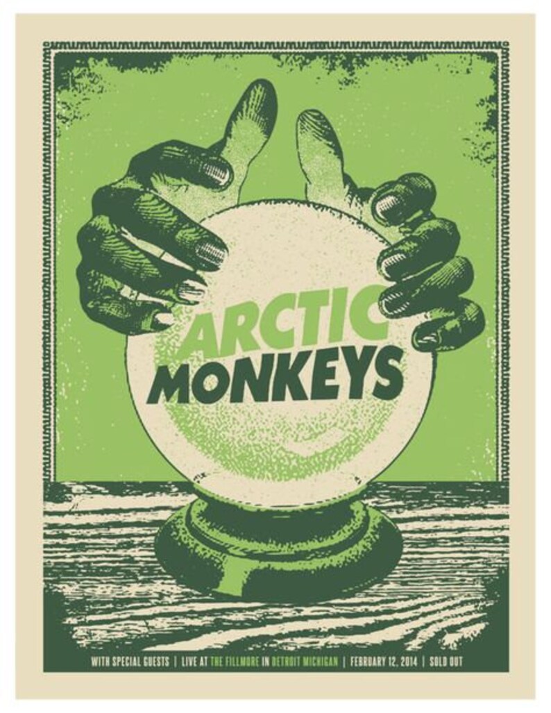 K&ouml;nnte beinhalten: Ein gr&uuml;nes und wei&szlig;es Konzertposter f&uuml;r Arctic Monkeys. Das Poster zeigt eine gr&uuml;ne Hand, die eine Kristallkugel h&auml;lt, auf der der Name der Band gedruckt ist. Der Text "WITH SPECIAL GUESTS | LIVE AT THE FILLMORE IN DETROIT MICHIGAN | FEBRUARY 12, 2014 | SOLD OUT" ist am unteren Rand des Posters gedruckt.
