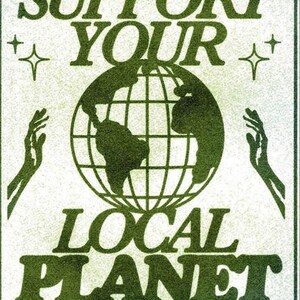 K&ouml;nnte beinhalten: Gr&uuml;ne und wei&szlig;e Grafik mit dem Text "Support Your Local Planet" und einer Globus-Illustration. Der Text "Earth Day 2021" befindet sich unten links und "CHNG" unten rechts.