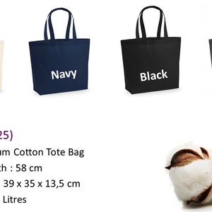 Puede incluir: Cuatro bolsas de mano en color natural, azul marino, negro y gris. Cada bolsa tiene un asa a juego y el nombre del color impreso en la parte delantera. La imagen tambi&eacute;n muestra capullos de algod&oacute;n. Las bolsas miden 39 cm de ancho, 35 cm de alto y 13,5 cm de profundidad.
