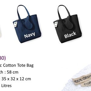 Puede incluir: Cuatro bolsas de mano de algod&oacute;n org&aacute;nico en natural, azul marino, negro y gris. Cada bolsa tiene una longitud de asa de 58 cm y unas dimensiones de 35 x 32 x 12 cm. La capacidad es de 16 litros.