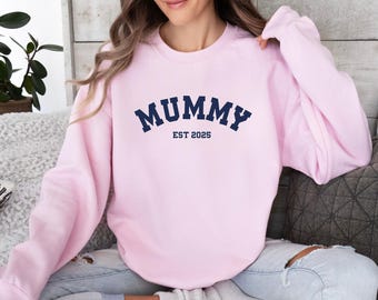 Sweat-shirt momie personnalisé, Pull maman année personnalisée, Haut cadeau fête des mères, Pull future maman, Pull cadeau nouvelle maman, Sweat à capuche momie EST 2025