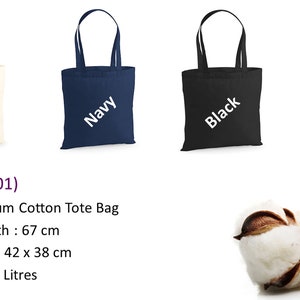 Puede incluir: Cuatro bolsas de mano de algod&oacute;n en natural, azul marino, negro y gris. Cada bolsa tiene un asa y el nombre del color impreso. La longitud del asa es de 67 cm y las dimensiones son 42 x 38 cm. La capacidad es de 10 litros.