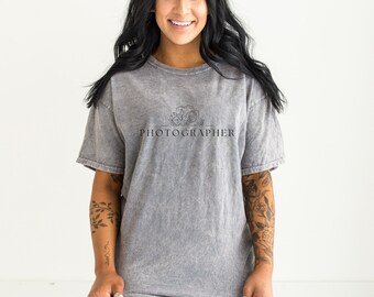 T-shirt med bohemisk kamerafotograf i mineraltvätt