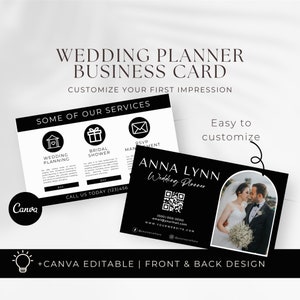 以下が含まれることがあります： ウェディングプランナー用の白黒名刺デザイン。カードには「Wedding Planner Business Card」と「Customize Your First Impression」の文字が記載されています。写真、連絡先情報、サービスアイコンが含まれています。
