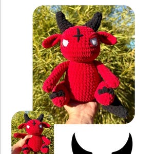 Puede incluir: Muñeco de diablo rojo de ganchillo hecho a mano con cuernos, pezuñas y cola negros. El muñeco tiene ojos blancos y una cruz en la frente. El texto "THE DEVIL" está en la parte superior de la imagen. Una imagen más pequeña del muñeco está en la esquina inferior izquierda.