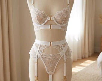 Conjunto de lencería blanca de lujo para el tocador / Regalo de aniversario para ella / Conjunto de lencería de encaje bordado / Sujetador con aros y cierre frontal / Braguita con liguero y tiras