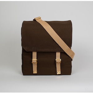 Borsa a tracolla in tela cerata, zaino di ispirazione militare, zaino minimalista color oliva, borsa a tracolla in pelle conciata al vegetale, borsa a tracolla