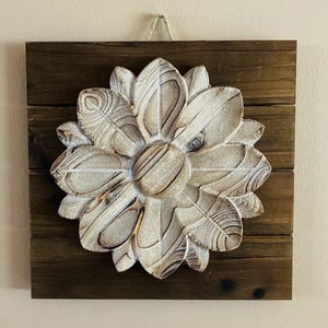Whitewash Wood Flower Wall Art on Dark Stain Pallet Board, Farmhouse Rustic Wall Decor