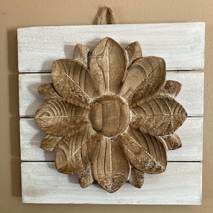 Stunning Rustic Wood Flower on White Pallet Wall Art/Decor, Country Farmhouse Wood Flower Art