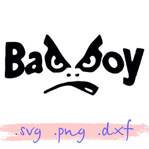 Puede incluir: Diseño gráfico en blanco y negro del texto "Bad Boy" con una cara de dibujos animados con cejas enojadas y un ceño fruncido. El texto "svg .png .dxf" está escrito en rosa y morado debajo del gráfico.
