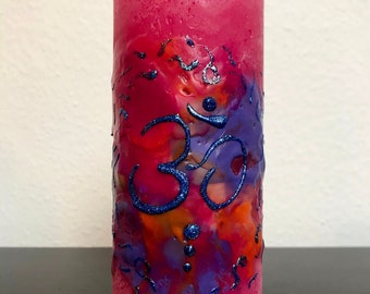 Yoga-Kerze - Meditations-Kerze - Enkaustic-Candle-Art -  OM - Pink mit mehrfarbigem Wachsmotiv - Höhe: 160 mm - Ø 68 mm
