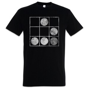 Peut inclure: T-shirt noir avec un motif blanc de jeu de morpion. Le graphisme présente trois cercles dans la rangée supérieure, un au milieu et deux en bas. Les cercles ont un aspect vieilli et texturé.