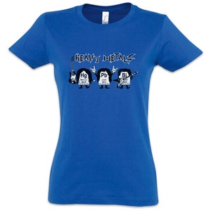 Peut inclure: T-shirt bleu roi avec l'inscription "HEAVY METALS" au-dessus d'un dessin de trois éléments de dessins animés jouant de la guitare. Les éléments sont étiquetés Hg, Pb et Bi.