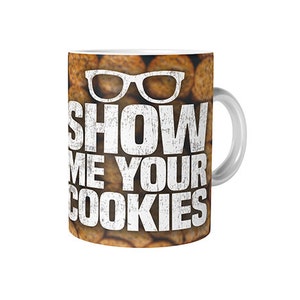 Könnte beinhalten: Weiße Keramiktasse mit braunem Keksmuster und dem Text "Show Me Your Cookies" in Weiß. Die Tasse hat einen weißen Henkel.