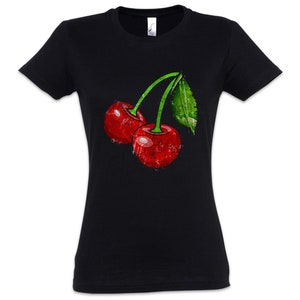 Könnte beinhalten: Schwarzes T-Shirt mit einer Aquarellillustration von zwei reifen, roten Kirschen mit grünen Stielen und einem Blatt. Die Kirschen haben eine strukturierte Optik. Das Design ist mittig auf dem Shirt platziert.